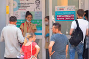 Бизнес и профсоюзы попросили ввести в России обязательную вакцинацию для всех