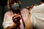 Во Франции около 260 человек получили просроченную вакцину от COVID-19: Общество: Мир: Lenta.ru