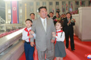 Похудевший Ким Чен Ын появился на военном параде: Политика: Мир: Lenta.ru