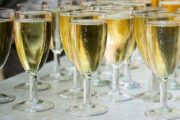 Французы согласились вернуть шампанское в Россию: Бизнес: Экономика: Lenta.ru