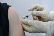 В Подмосковье ввели обязательную вакцинацию для 80% работников сферы услуг
