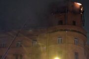 Эвакуированных из горящего дома в Петербурге разместили в гимназии