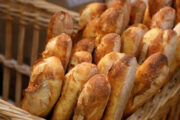 Французские пекари возмутились ценой хлеба в гипермаркете