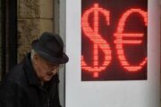 Специалист назвал момент, когда евро может стать дешевле доллара