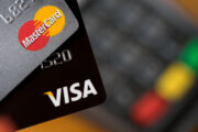 Visa и MasterCard отключают от своих платежных систем подсанкционные российские банки