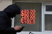 Экономист посоветовал покупать доллары или евро: в особых случаях