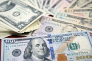 Заплати за доллар: эксперты объяснили, почему некоторые банки стали взимать комиссию за операции с иностранной валютой