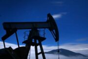 Противофаза нефтегаза: эксперт объяснил расхождение цены на ресурсы