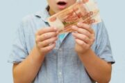 Родители школьников могут получить по 10 тысяч рублей к 1 сентября