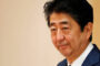 У бывшего премьера Японии остановились сердце и легкие после нападения