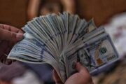 Налетай, пока дёшево: россияне приобрели рекордный объем валюты