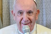 Папа римский счел морально допустимыми поставки оружия Украине