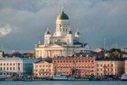 Финляндия закрылась от россиян замком и забором: детали запрета
