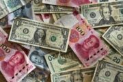 Эксперты посоветовали подождать с покупкой китайской валюты
