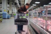 Ритейлеры назвали последствия запрета на импорт мяса: пора запасаться тушёнкой