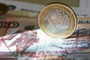 Рубль обвалился, доллар дороже евро: экономисты назвали причины