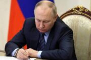 Путин разрешил оплачивать долги за газ недружественным странам в иностранной валюте