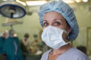«Сострадание пересиливает брезгливость»: в России резко выросла популярность профессии медсестры