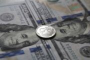 Курс доллара неожиданно рухнул, рубль вырос: аналитики объяснили причину
