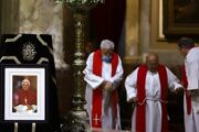 В США объяснили отсутствие Байдена на похоронах Бенедикта XVI