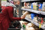 Менее десяти процентов россиян сократили траты на деликатесы и готовую еду