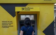 Райффайзенбанк перестал принимать доллары и евро в банкоматах