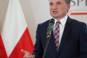 Польский министр пришел на пресс-конференцию с оружием