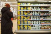 Россияне все чаще предпочитают продукты с истекающим сроком годности: есть ли риски