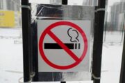 По курильщикам нанесли двойной удар: чем обернется повышение цен на сигареты