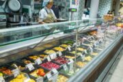 Россияне заметно увеличили закупки готовой еды в супермаркетах: в чем риски