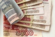 Получающие 14000 рублей россияне официально перестали быть бедными