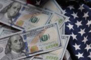 «Доллар рухнет»: финансовые аналитики обнародовали три сценария краха американской валюты