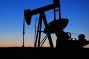 Новак объявил о добровольном сокращении добычи нефти до конца года