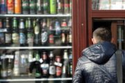 В Госдуме поддержали идею запретить продажу алкоголя россиянам моложе 21 года