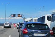 Проверку транспорта на Крымском мосту поставили на поток: что ждет туристов