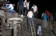 Число погибших при столкновении поездов в Индии превысило 200