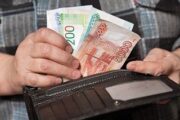 Более трети россиян предпочли хранить сбережения в наличных