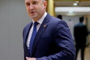 Президент Болгарии назвал ошибкой планы правительства поставлять оружие Киеву