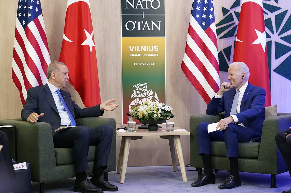 Президент США Джо Байден и президент Турции Реджеп Тайип Эрдоган во время встречи в кулуарах саммита НАТО в Вильнюсе, Литва, вторник, 11 июля 2023 года. 
