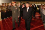 Сергей Шойгу и Ким Чен Ын посетили военный парад в КНДР