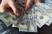 Россияне рассказали о доверии к иностранным валютам