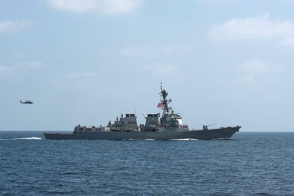 Ракетный эсминец ВМС США USS Mason проводит дивизионные тактические маневры в рамках учений 10 сентября 2016 года